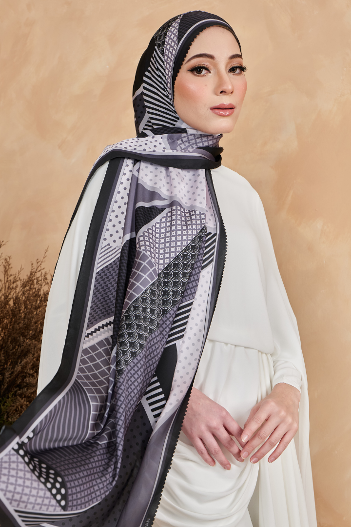 Ekhatan Shawl in Black