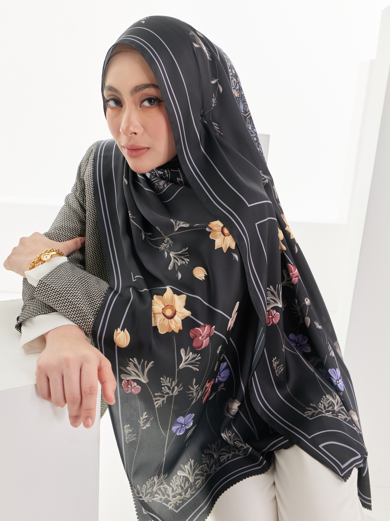 Lyla Shawl in Black