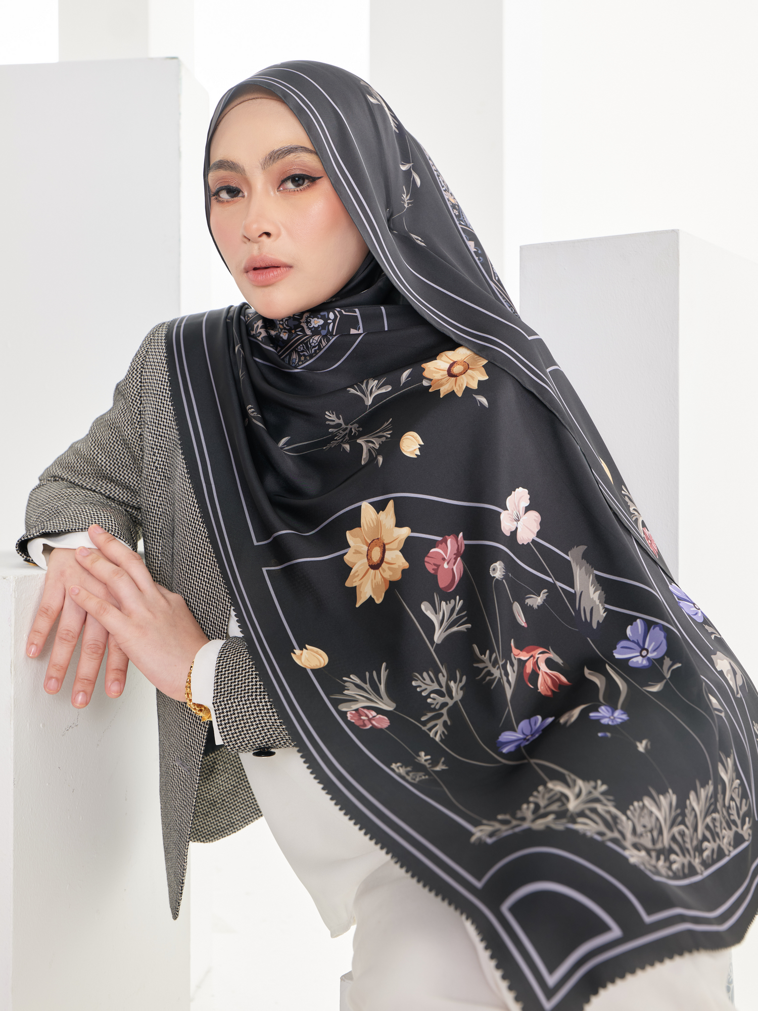 Lyla Shawl in Black