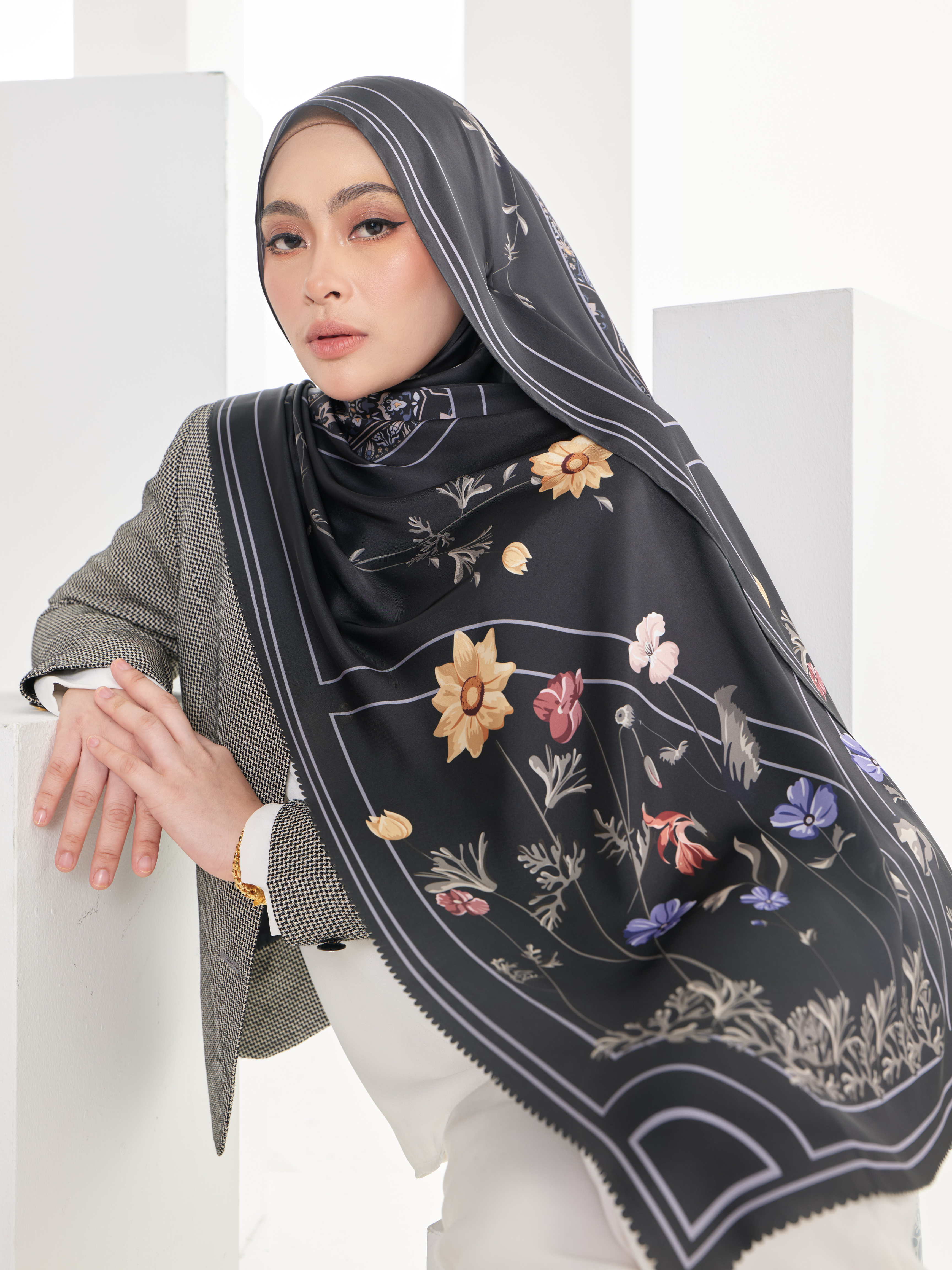 Lyla Shawl in Black