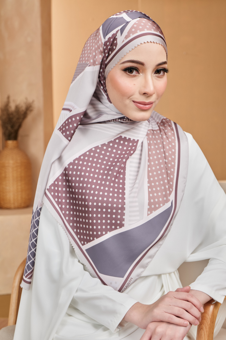 Ekhatan Shawl in Champagne