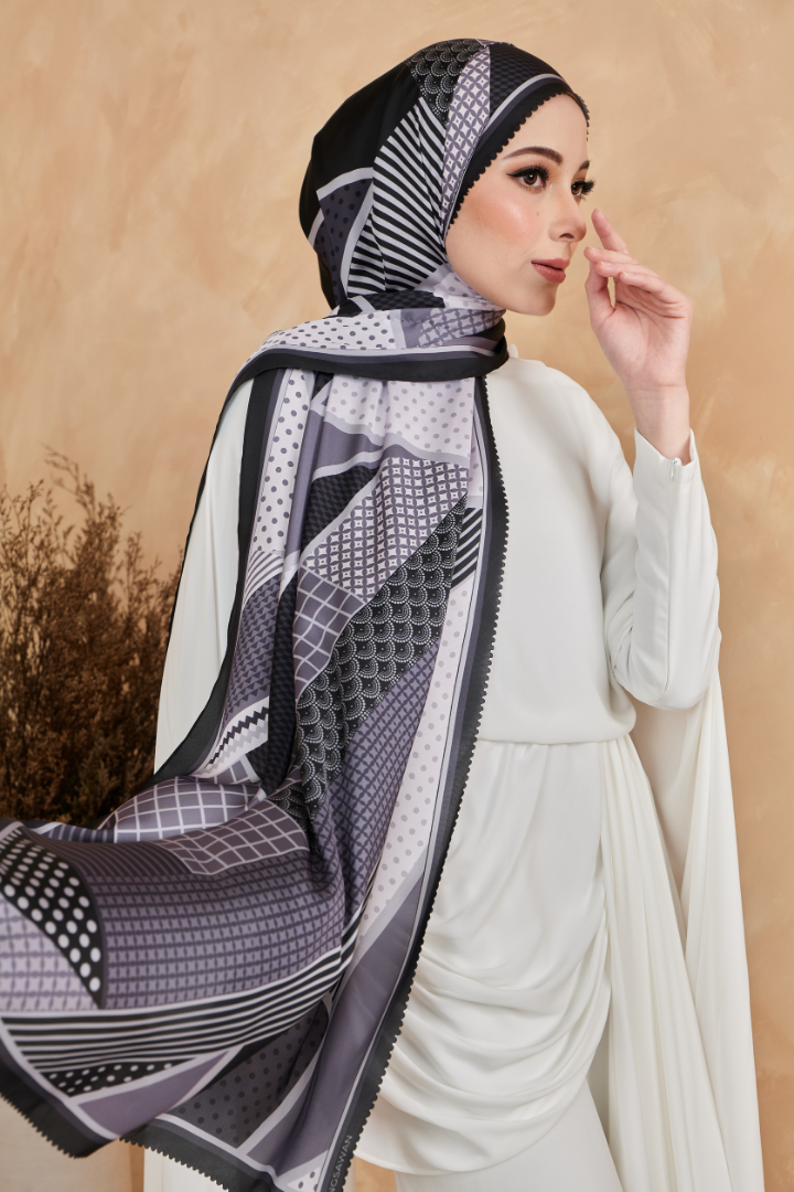 Ekhatan Shawl in Black