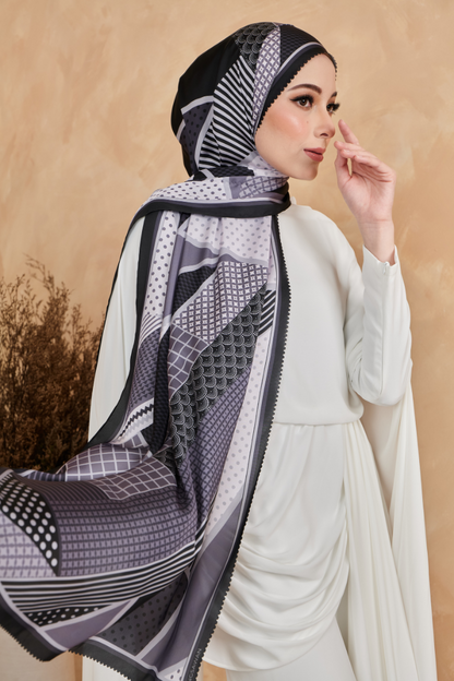 Ekhatan Shawl in Black