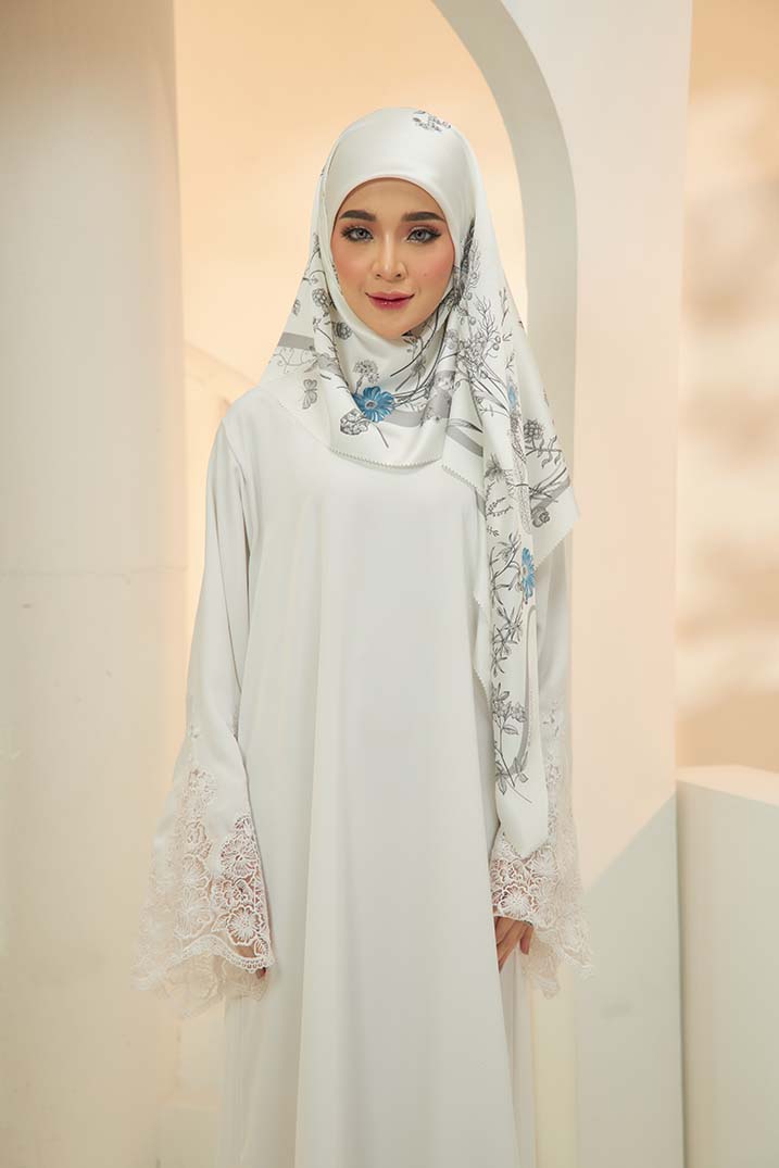 Zizi x Bangsawan : Laura de Merce in Sky White